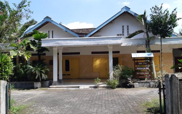 Ndalem Pakdhe Homestay