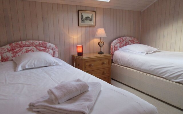 Tidy Chalet in the Woods of the Beautiful Dordogne