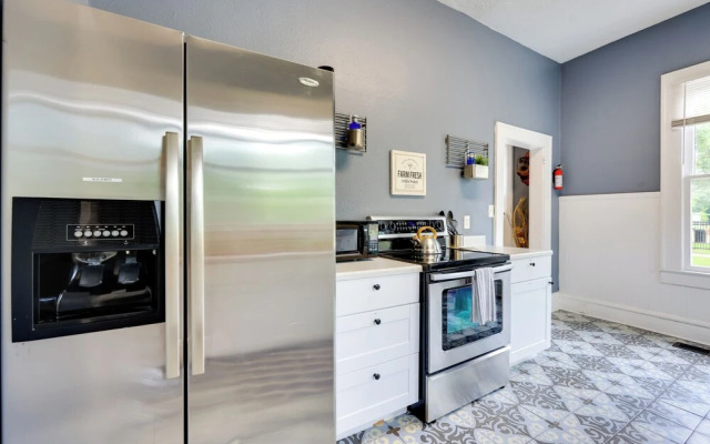 Charming Jacksonville Home ~ 2 Mi to Downtown!