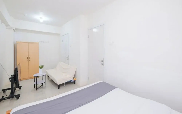 Cozy and Simply 1BR Green Pramuka Apartment
