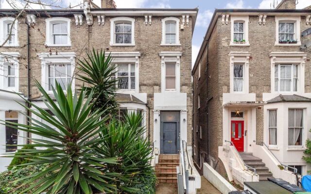 Modern 2-bed Flat in Shepherds Bush - Comfort & Style!
