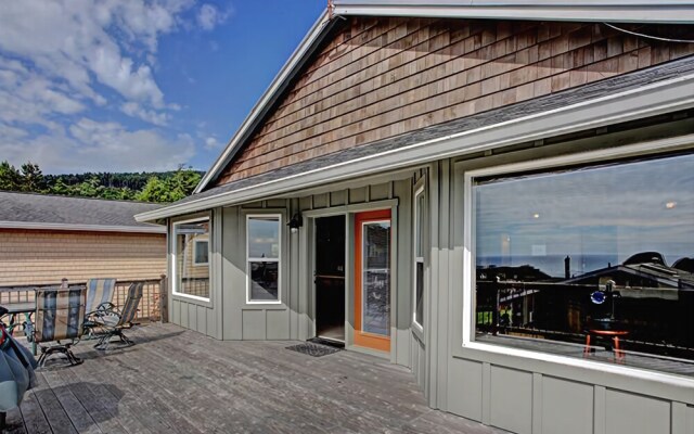 Oceanside Perch 3 Br home by RedAwning