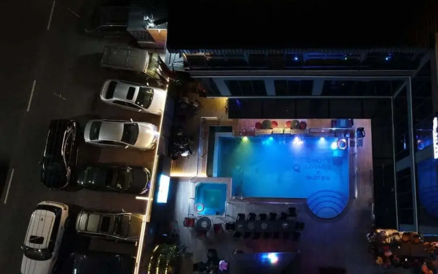 Q Nuts Lounge And Suites