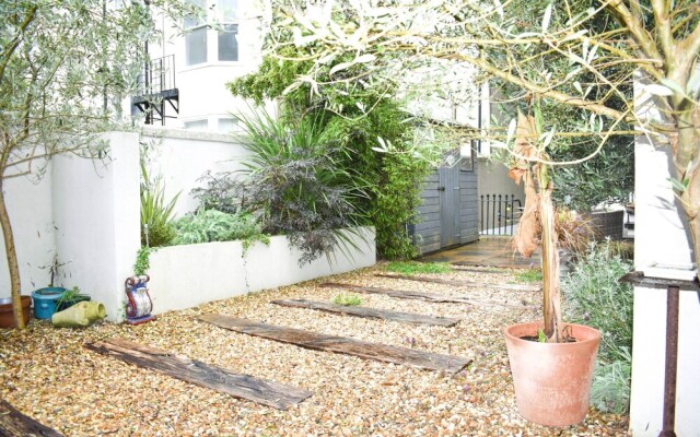 2BD Seafront Flat w Tasteful Decor & Large Garden
