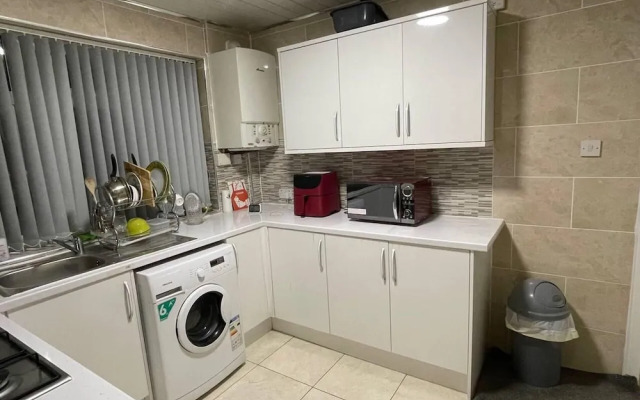 Impeccable 3-bed House in Birmingham