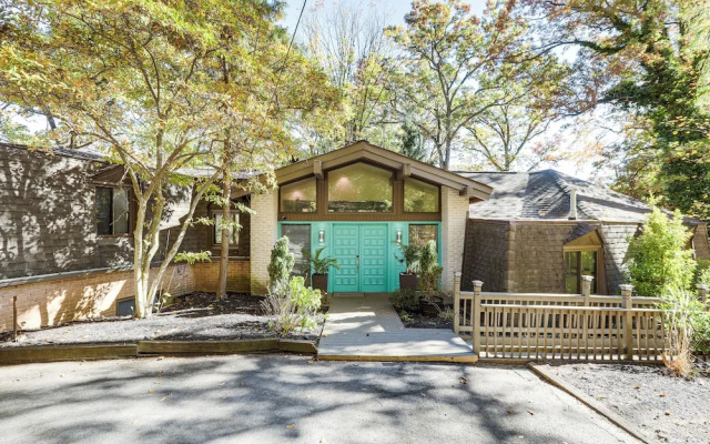 Spacious King of Prussia Home w/ 2 Game Rooms