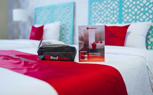 RedDoorz Plus @ Aguirre Avenue BF Homes