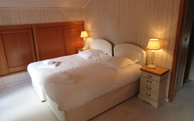 Tidy Chalet in the Woods of the Beautiful Dordogne