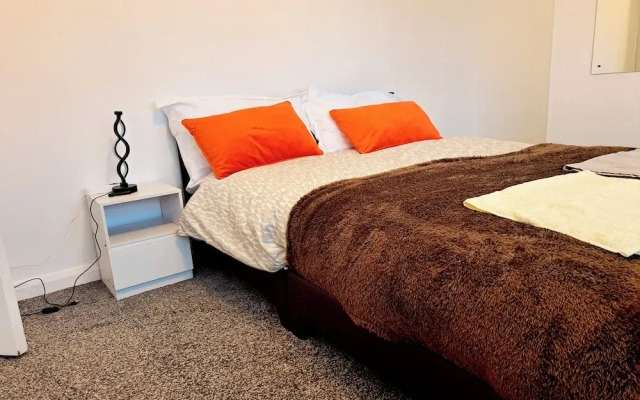 2 Bedroom House in Leeds - Sleeps 5, Wifi, Parking