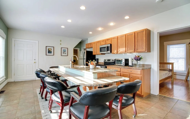 All-season Ludlow Apartment: 3 Mi to Okemo Resort!