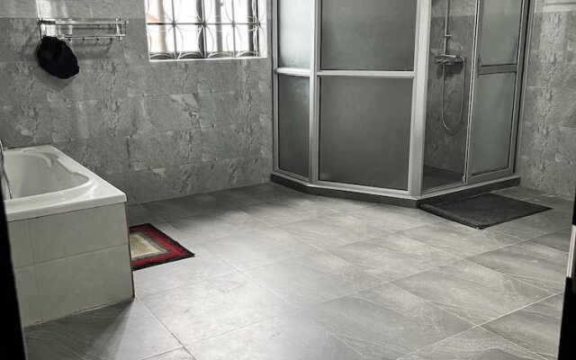 Inviting 9-bed Villa in Kampala