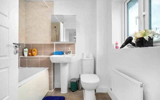 Spacious 4-bed House in Leicester/free Parking