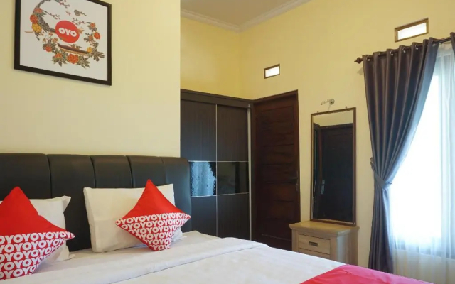 OYO 895 Mahameru Residence