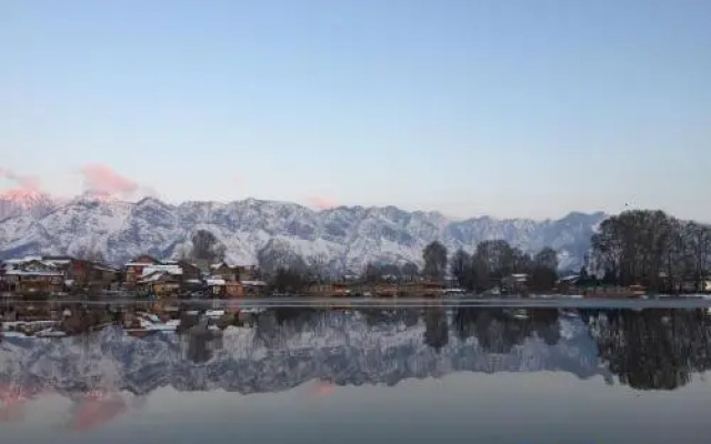 New Zenith Group of Houseboats
