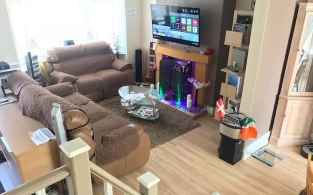 Private King En-Suite bedroom close to MediaCityUK/Old Trafford