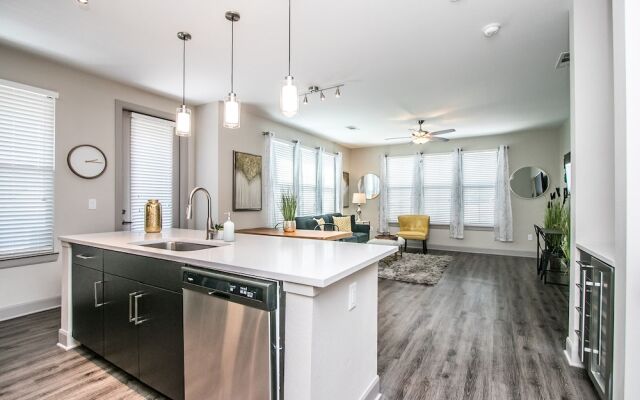 Rooftop Pool, Views, Close to Shops & Dining 1131