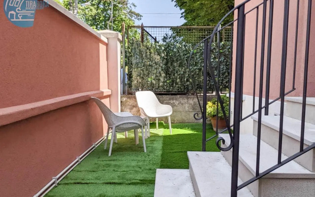 Basovizza 3 Angelica Tirabora Short Rent