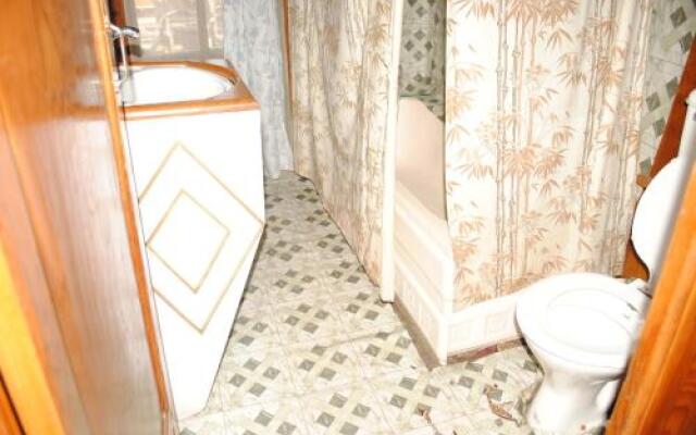 New Chez Henry Houseboat