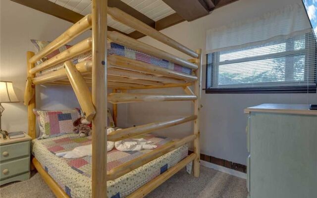 Bear View Chalet Three Bedroom Cabin