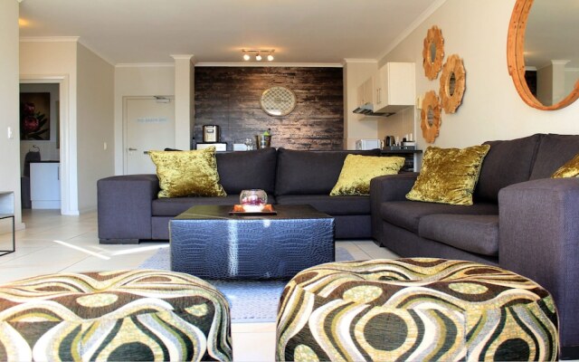 Sunlit Apartment Muizenberg Beachfront