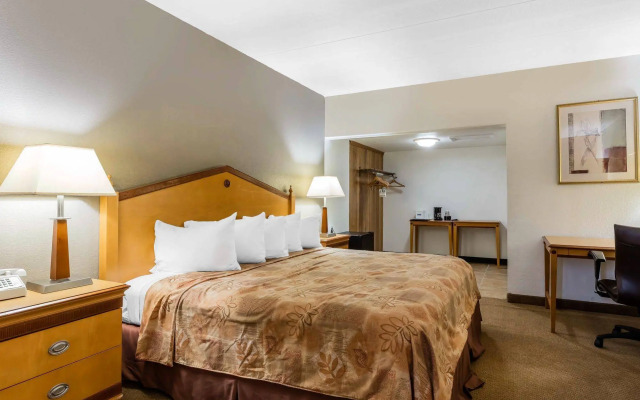 Econo Lodge Inn & Suites