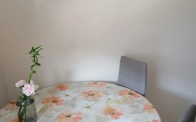 Keskustan kaksio parvekkeella, ilmastoitu.