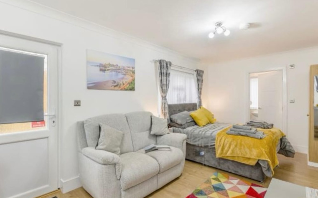 Apartment Sleeps 2 With Parking and Pets Welcome