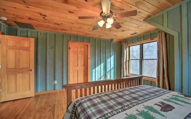 Decks & Mountain Views: Waynesville Getaway!