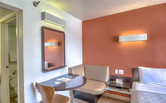 Motel 6 San Antonio, TX - Fiesta