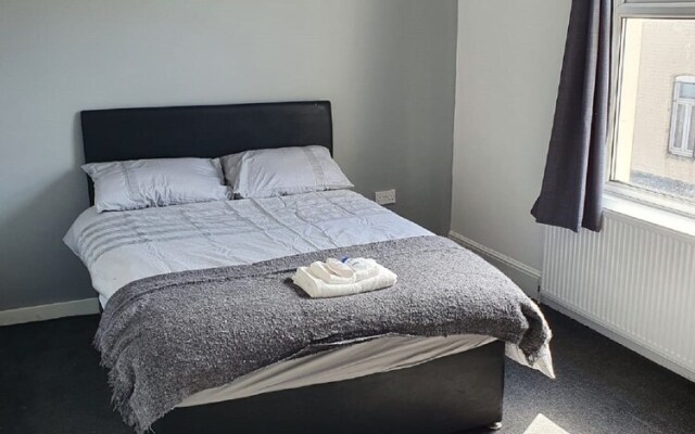 Modern 4 Bedroom House Near City Center