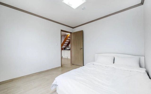 Yeosu Dangdangi Dog Family Pension Gold