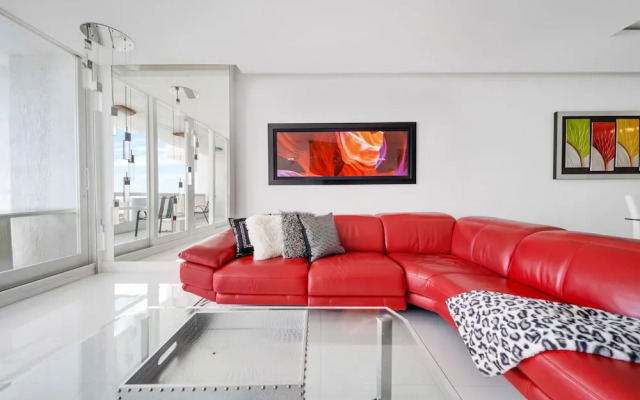 Modern and Bright Penthouse With Ocean View