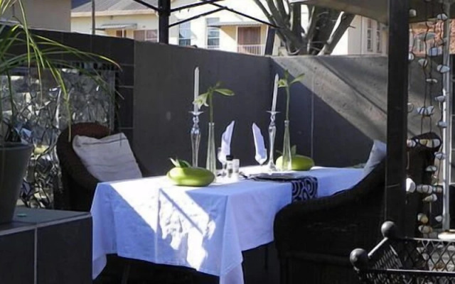 44 On Ennis Guest Lodge and Restaurant