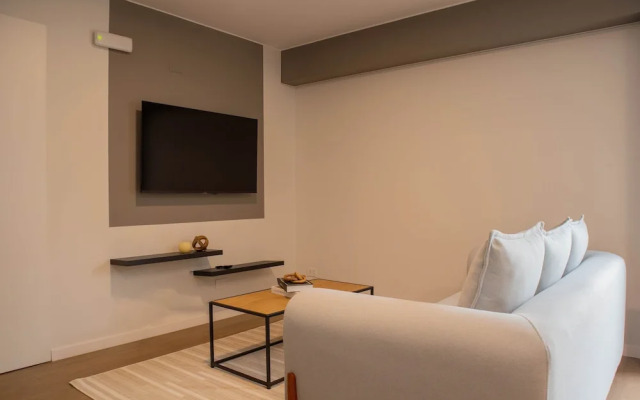 w Inviting 2BR w Balcony in Lively Miraflores