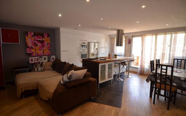 Modern apartment 6 persons with Jacuzzi in Nice Downtown