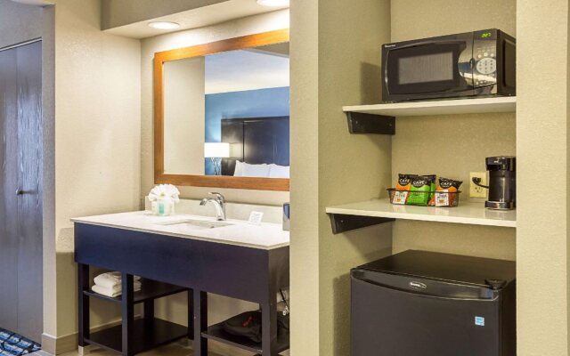 Comfort Suites University