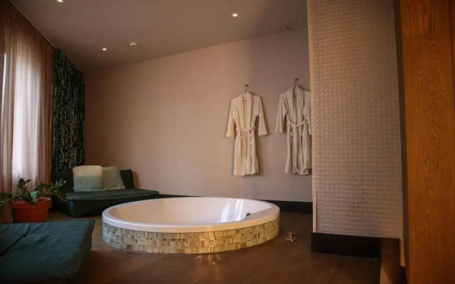 Manzo's Suites