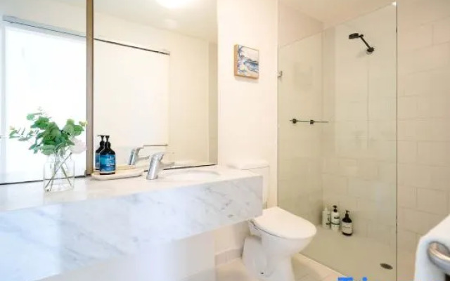 lvl42 2B APT with Free Parking in CBD