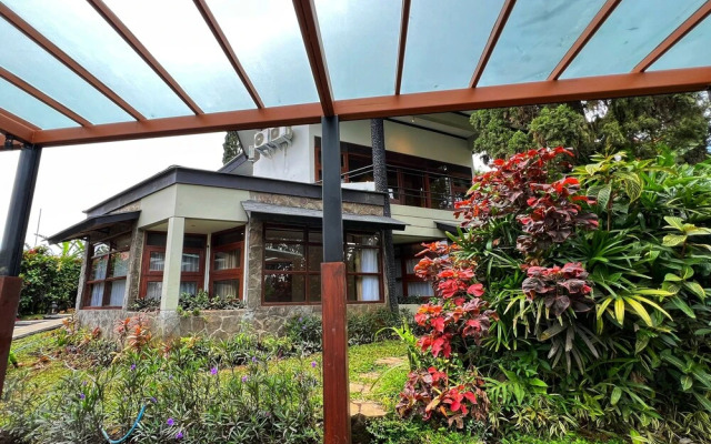 Villa 4-BR Klub Bunga No. 8 Batu Malang