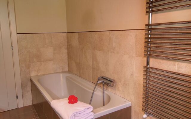 Luxurious Villa in Monte San Savino with Jacuzzi