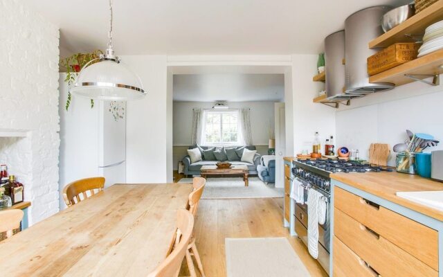Beautiful 2 BED Garden Apartment