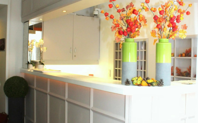 Hotel S16