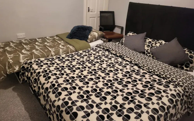 Apartment - Sleeps 5 - Great Location - Parking