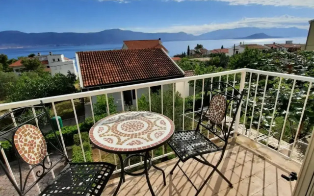 Seaside Getaway Holiday Home With Patio Slatine