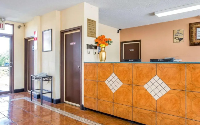 Econo Lodge Inn & Suites Macon West