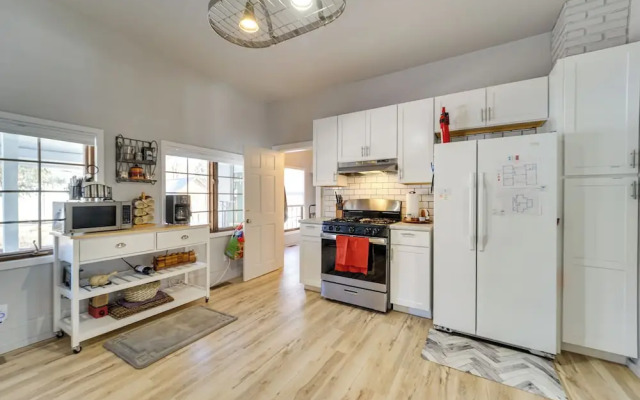 'dolorable' Home w/ Yard - Walk to River!