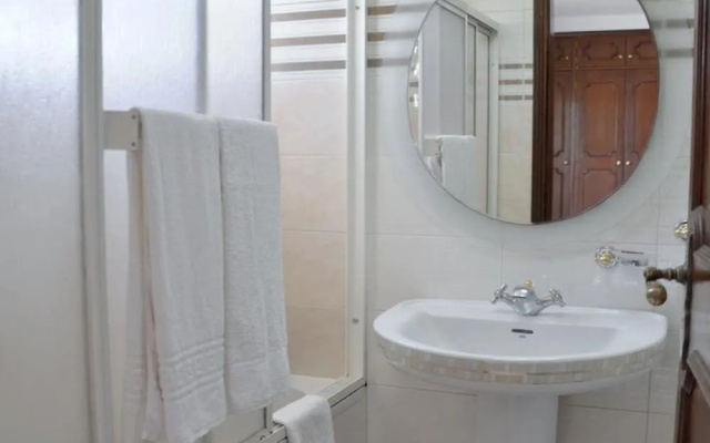 Spacious 4 Bedroom Villa, Private Pool, Free air Conditioning and Wifi