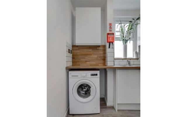 Fantastically Modern, Clean 1 Bedroom Flat for 4