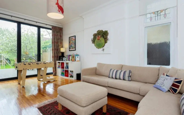 Veeve  5 Bed House On Woodbourne Avenue Streatham