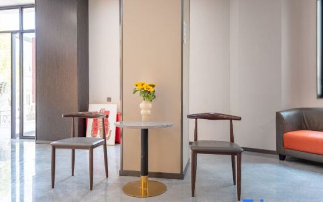 Waiting Hotel (Shanghai Gucun Park Subway Station)